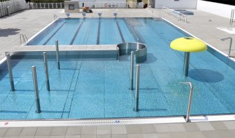 Koupaliště Pražačka nabízí nejen plavání, ale nově i relaxační zónu a vodní atrakce pro rodiny s dětmi