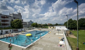 Babí léto na Pražačce! Venkovní bazénový a relaxační komplex je stále v provozu