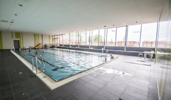 Plavání jako rozcvička i relax po práci. Na Pražačce se plave každý den